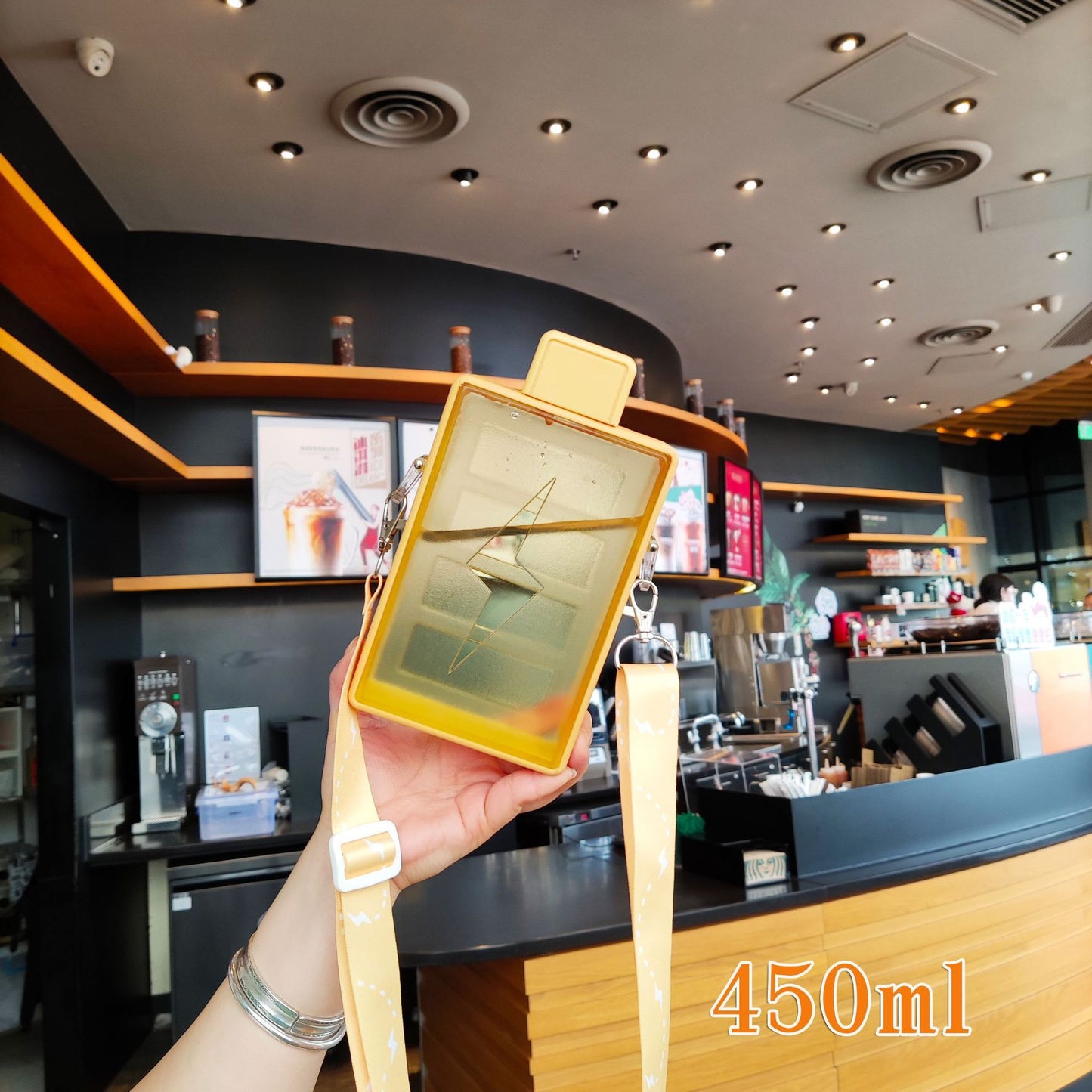 Niedliche und einfache Trinkflasche in Batterie-Form