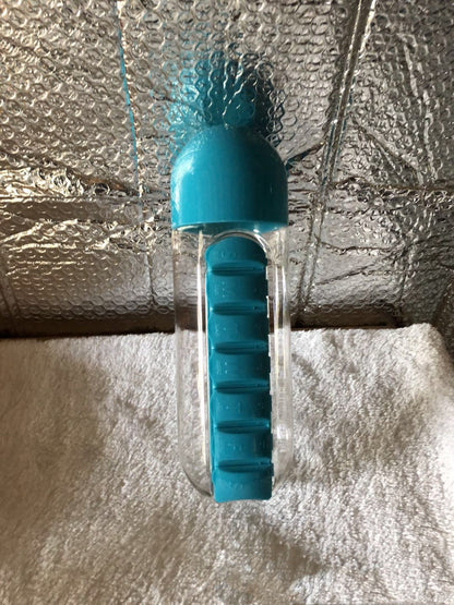 Wasserflasche Kunststoff mit Pillenbox